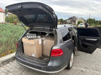 На Львівщині прикордонники зупинили авто з повним багажником сигарет без акцизу – 01