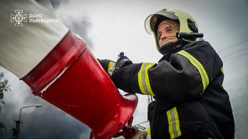 У ДСНС показали рятувальників, які 12 годин ліквідовували наслідки атаки на Львівщину – 44