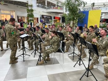 Оркестр Академії сухопутних військ влаштував концерт у торговому центрі, щоб зібрати гроші для ЗСУ – 02