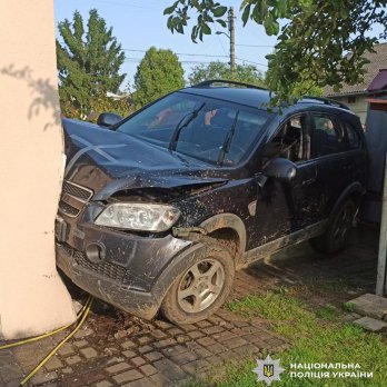Автомобіль врізався в будинок у Дрогобичі: до лікарні потрапила 2-річна дитина