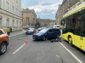 На дорозі — калюжа крові: у Львові сталася ДТП за участю автомобіля та електросамоката – 01