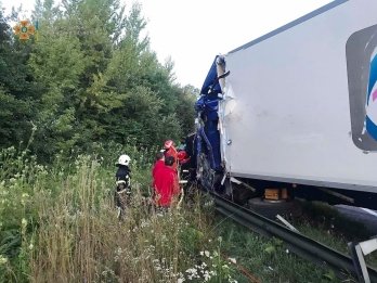 ДТП за участі двох вантажівок біля Львова: рятувальники діставали одного з водіїв спецзасобами – 01
