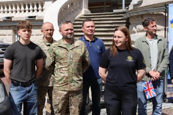 Британські благодійники на Львівщині передали українським військовим 20 позашляховиків – 01