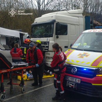 На Золочівщині мікроавтобус зіткнувся з вантажівкою: троє травмованих – 04