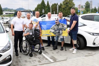 Четверо поранених ветеранів отримали у Львові водійські права: історії воїнів