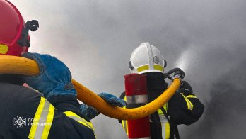 70 рятувальників на Львівщині загасили пожежу спричинену влучанням російської ракети – 02