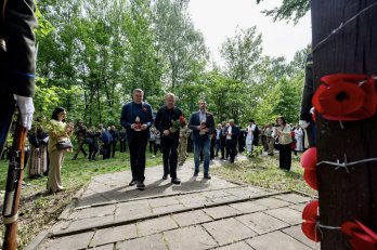 Керівники міста і області покладають квіти до пам'ятного хреста