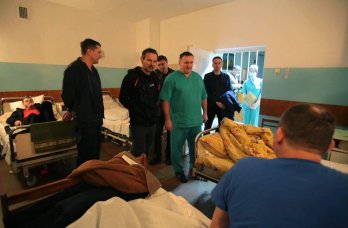 Святослав Вакарчук разом з Максимом Козицьким відвідали воїнів у госпіталі на Львівщині – 03