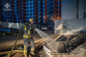 Вогнеборець працює на місці пожежі Фото: ДСНС Києва