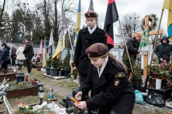 На Стрітення у Львові запалили свічки на могилах загиблих воїнів