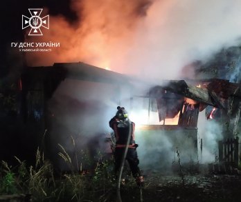 Пожежа у Винниках: вогнеборці поспішали рятувати дві будівлі від знищення вогнем (фото) – 02