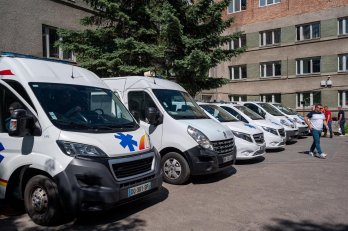 Французькі благодійники доправили на Львівщину 9 карет швидкої допомоги – 05
