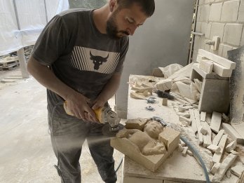 В Олеському замку відреставрували старовинний герб над головною брамою – 07