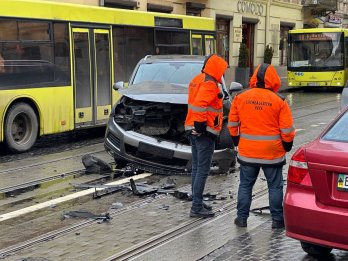 У центрі Львова зіткнулися три авто: рух трамваїв зупинився на півтори години – 13