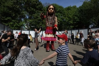 До Львова привезли майже 4-метрову ляльку, аби розважити переселених через війну дітей – 02