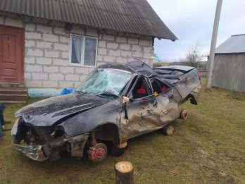 На Львівщині звільнили від покарання водія, який в’їхав у бетонну огорожу – 01