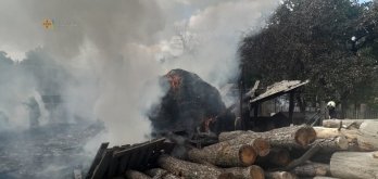 У селі біля Львова зайнялася пожежа в будівлі (фото) – 02