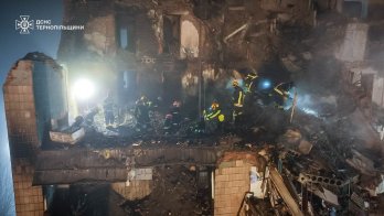 У Тернополі третю добу розбирають завали зруйнованої після російської атаки багатоповерхівки – 02