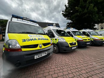 У Львові передали спецтранспорт для військових медиків на фронт