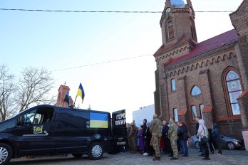 У Бориславській громаді на колінах зустріли тіло загиблого захисника – 11