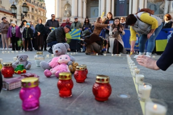 У центрі Львова вшанували четверту річницю трагедії у Маріупольському драмтеатрі – 02