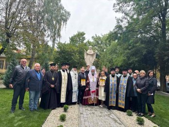 Фото з освячення кам'яної фігури Богородиці