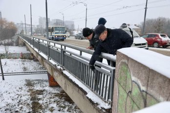 На одній із головних вулиць Львова обмежили рух через аварійний міст – 01