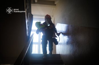 У Львові горіла квартира в багатоповерхівці: рятувальники евакуювали мешканців – 06