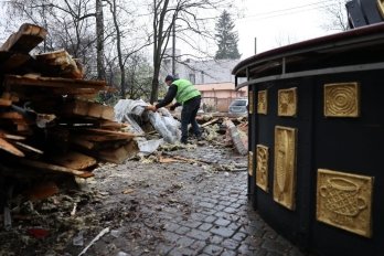 Понад 10 років незаконно функціонували: на вулиці Коновальця у Львові демонтували дерев’яні павільйони – 07