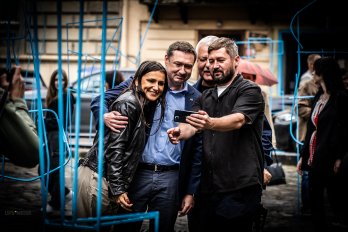 У центрі Львова відкрили мистецьку інсталяцію “Післяобрази” з 50 символічних стільців – 03