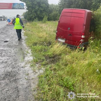 На Львівщині мікроавтобус збив пішохода поблизу Зубри
