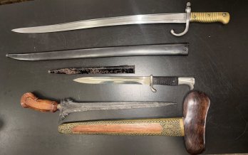 Кортики, багнети та релігійні книги: львівські митники передали артефакти до музеїв – 02