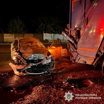 Трьох людей госпіталізували внаслідок зіткнення сміттєвоза з Mazda біля Львова – 01