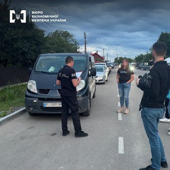 На Львівщині викрили схему ввезення 300 авто під виглядом допомоги ЗСУ – 01