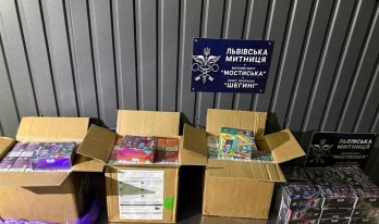 Водій автовоза віз через кордон на Львівщину партію контрабандних вейпів – 01