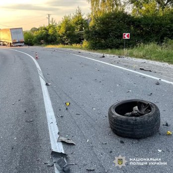 На Львівщині Mercedes зіткнувся з вантажівкою: постраждало троє дітей – 04
