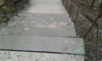 На Сихові відвалюються сходи перед ліцеєм (фото) – 02