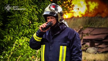 У ДСНС показали рятувальників, які 12 годин ліквідовували наслідки атаки на Львівщину – 24