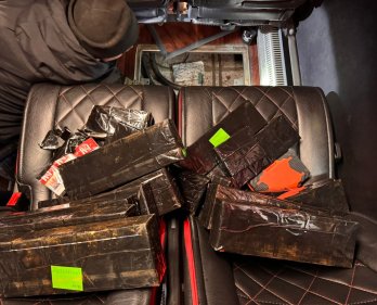 Водій автобуса намагався перевезти 250 пачок цигарок через кордон на Львівщині – 02