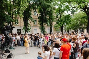 Львівська філармонія зібрала на благодійному ярмарку майже 150 тисяч гривень для військових – 03