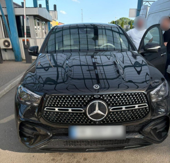 На Львівщині митники виявили у водія Mercedes-Benz понад 5 тисяч прихованих євро – 01