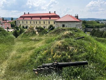 Гармати на валах Золочівського замку
