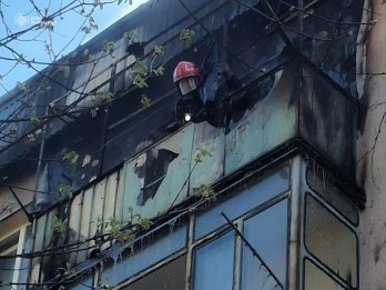 У Львові через дитячі пустощі із запальничкою згорів балкон у п’ятиповерхівці – 01