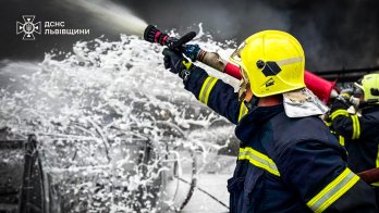 У ДСНС показали рятувальників, які 12 годин ліквідовували наслідки атаки на Львівщину – 14