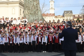 У центрі Львова сотні людей відзначили річницю від дня народження Шевченка