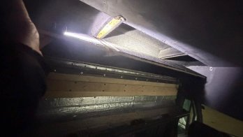 У Шегинях викрили контрабанду електронних сигарет в стелі мікроавтобуса – 02