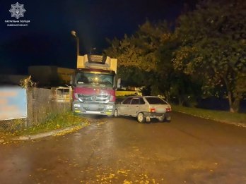 Один зіткнувся з авто, інший — в'їхав у припарковану вантажівку: львівські патрульні зафіксували дві ДТП із горе-водіями – 06