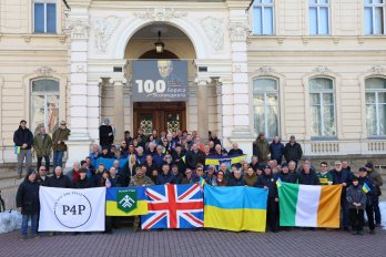 Іноземні волонтери у Львові передали 35 пікапів для ЗСУ – 02