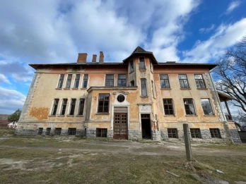 Відома культурна менеджерка продає колишню монастирську школу біля палацу у Роздолі – 01