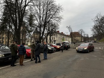 У Львові благодійники з Латвії передали на ЗСУ 16 машин – 01